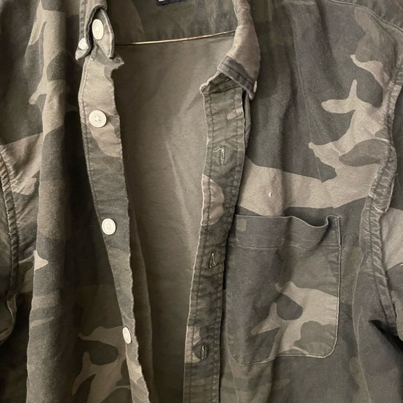 Ladies camo button up top - Picture 3 of 4